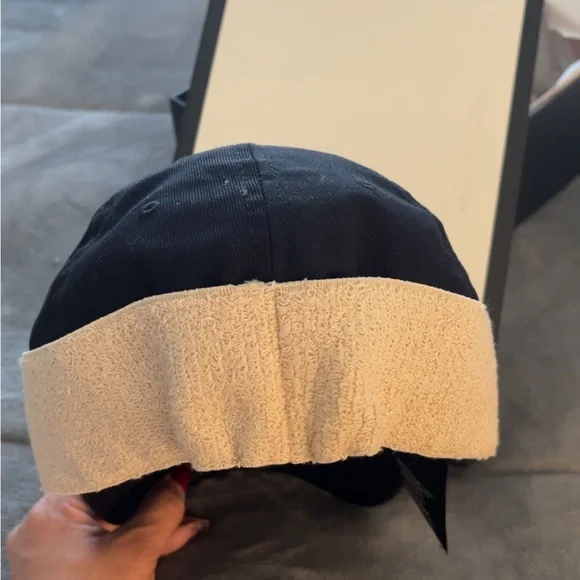 Gucci Black Hat with Cream Logo Band display picture 2